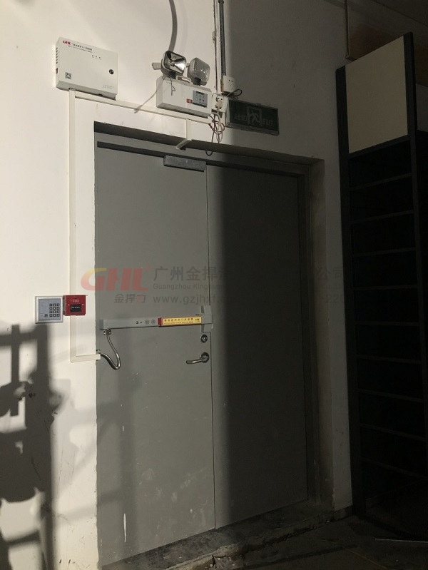 完整安装门禁型逃生门锁系统的通道门
