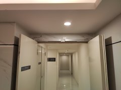 金捍力电动闭门器大胆的项施工方，提出了新颖的安装方式