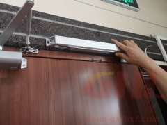 金捍力“电动闭门器”“吊装”再次派上用法