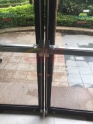 安装在玻璃门上的“推杠锁”